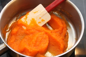 Faire desséchez la pulpe de carottes, dans une sauteuse.
